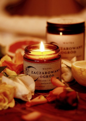 Zapalona świeca sojowa roztaczająca aromat szampańskiej zabawy i czerwcowej nocy – idealna świeca do wieczornego relaksu w salonie
